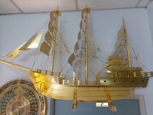 Thuyền buồm dát vàng